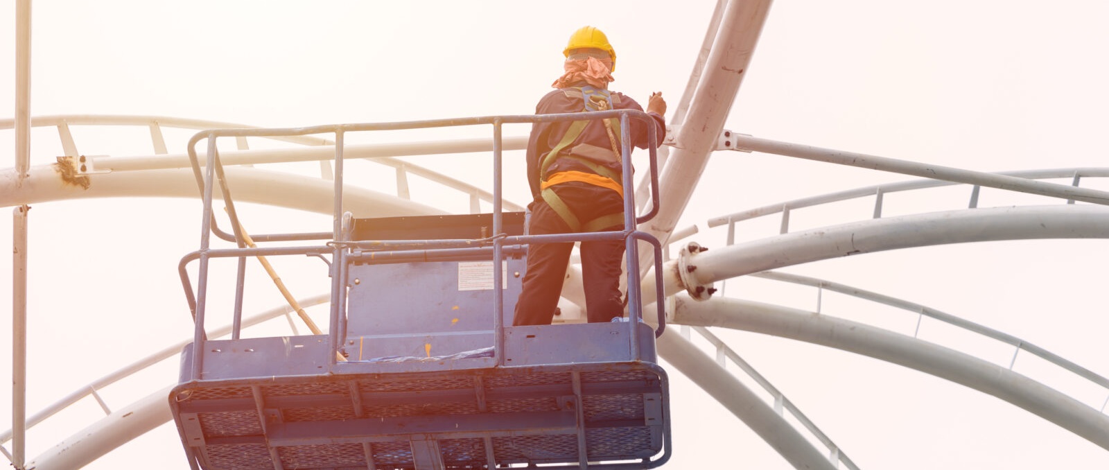 Real-time equipment utilization tracking on industrial sites